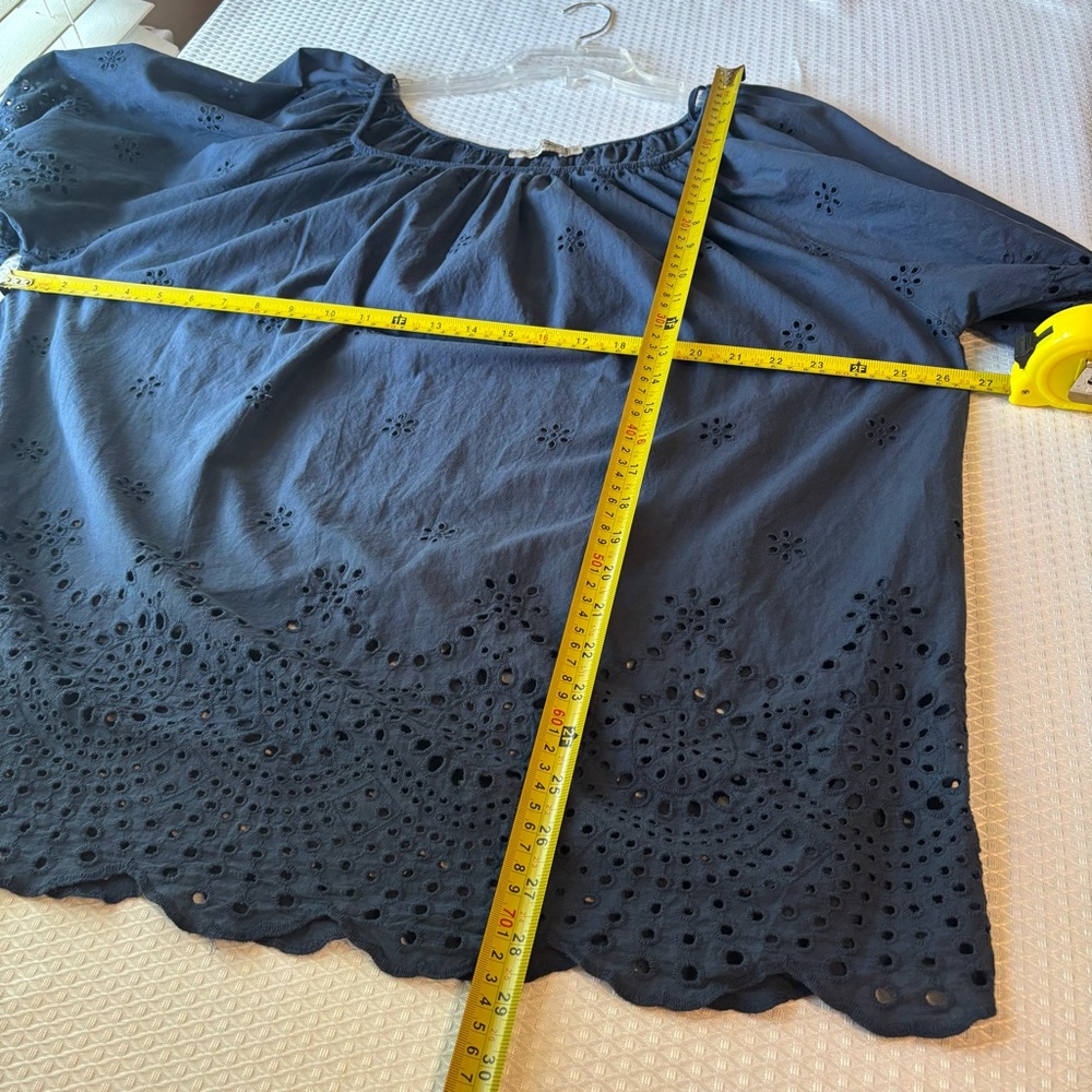 Elegant Navy Eyelet Blouse with Bow-Tie Sleeves - Picture 5 of 8